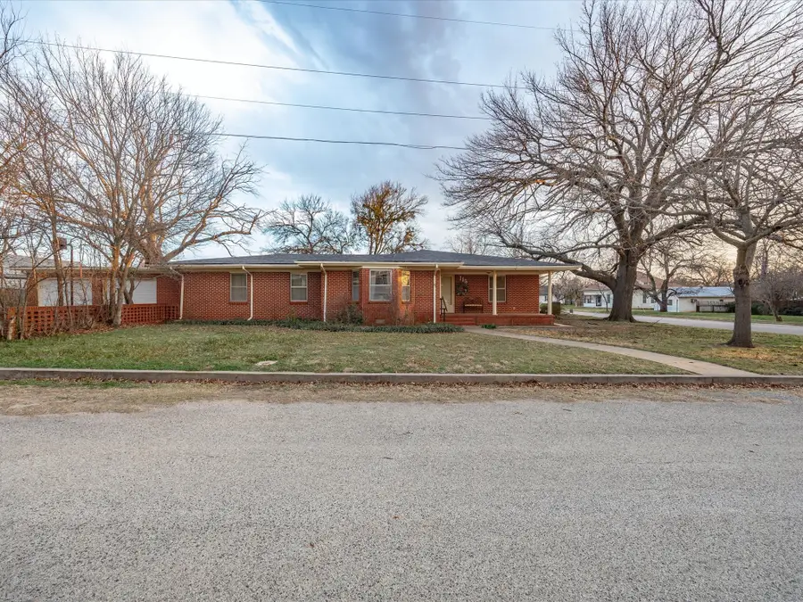 115 W Commerce Street, Henrietta, TX 76365 - #3