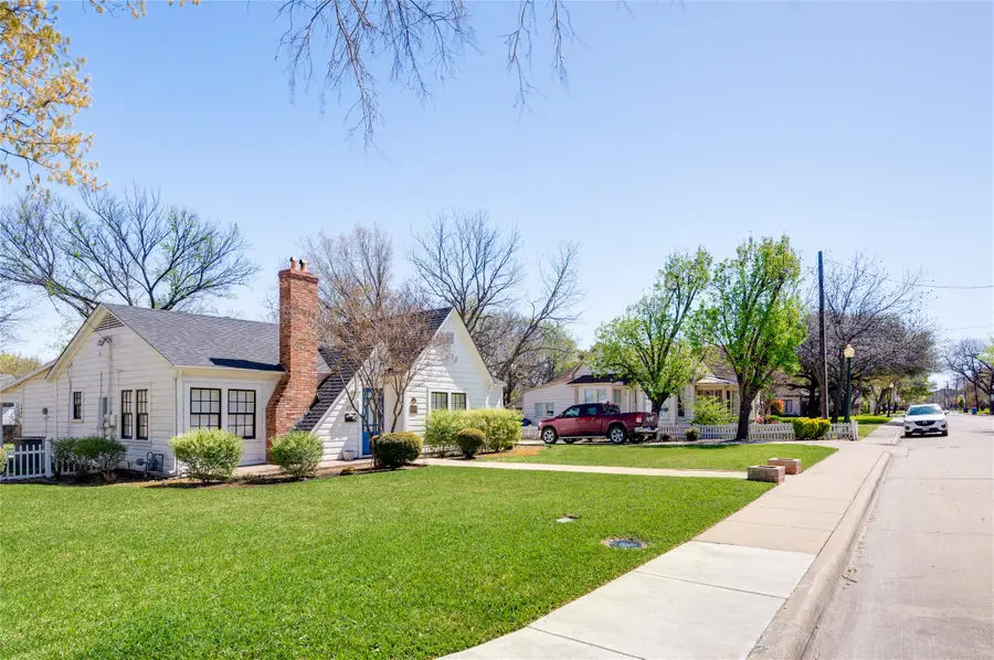 843 E Wall Street, Grapevine, TX 76051 - #2