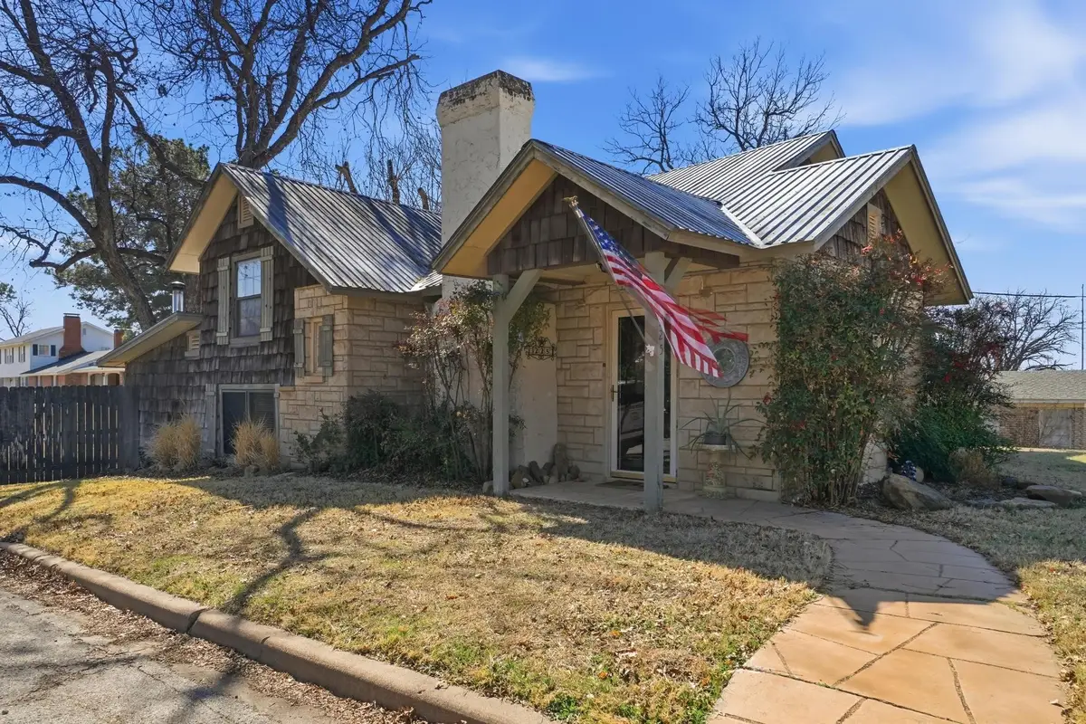 225 E Breckenridge Street, Albany, TX 76430 - #1