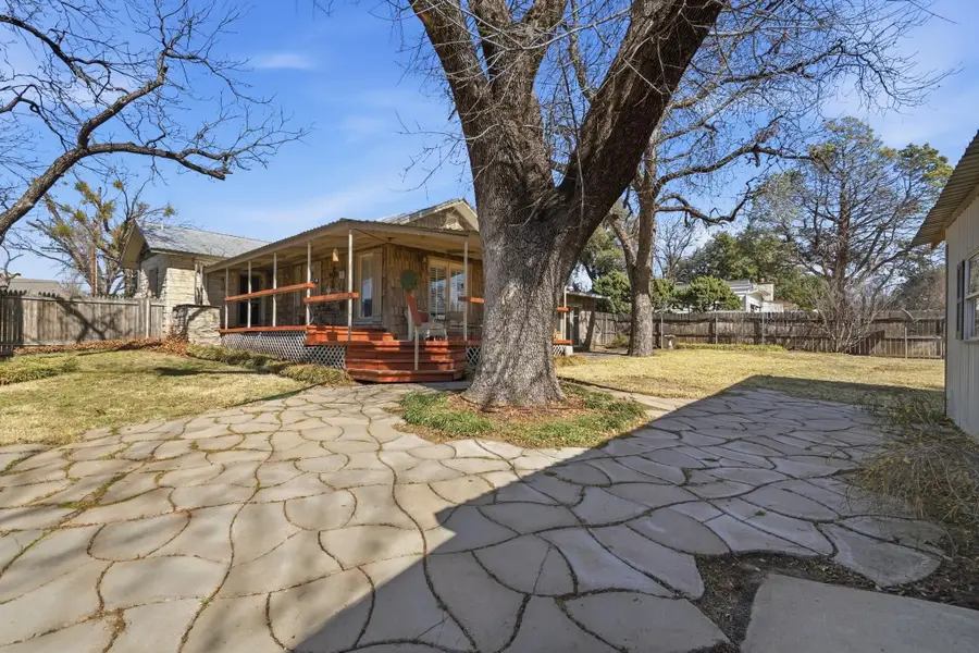 225 E Breckenridge Street, Albany, TX 76430 - #2