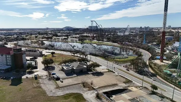 912 Six Flags Drive, Arlington, TX 76011