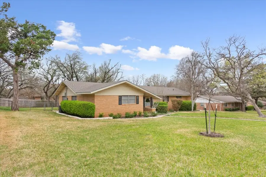 416 White Hall Drive, Woodway, TX 76712 - #2
