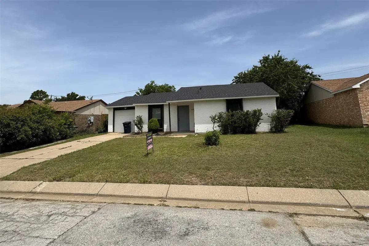 7005 Greenview Circle N, Fort Worth, TX 76120 - #1