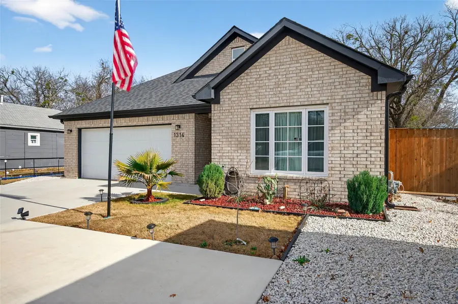 1314 S Grand Avenue, Gainesville, TX 76240 - #2