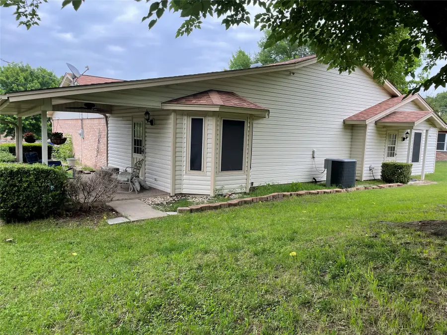1004 Gladstone Avenue, Azle, TX 76020 - #2