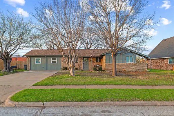 614 Greenbrook Lane, Grand Prairie, TX 75052