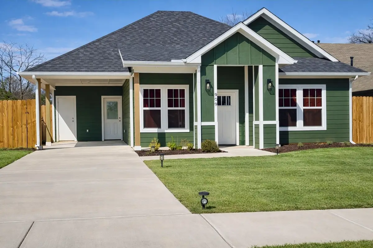 909 W Walker Street, Denison, TX 75020 - #1