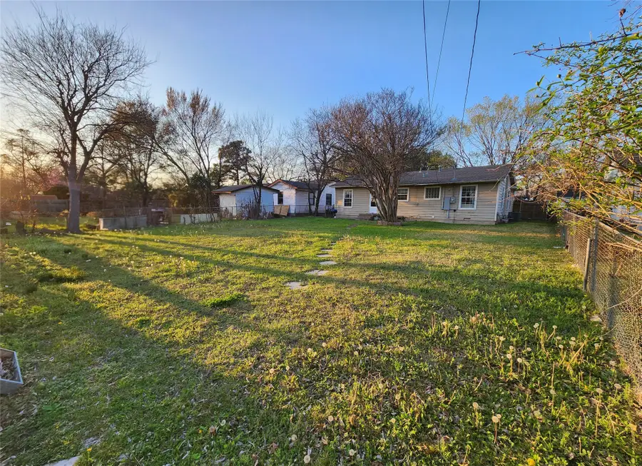 118 E Daugherty Drive, Garland, TX 75041 - #2