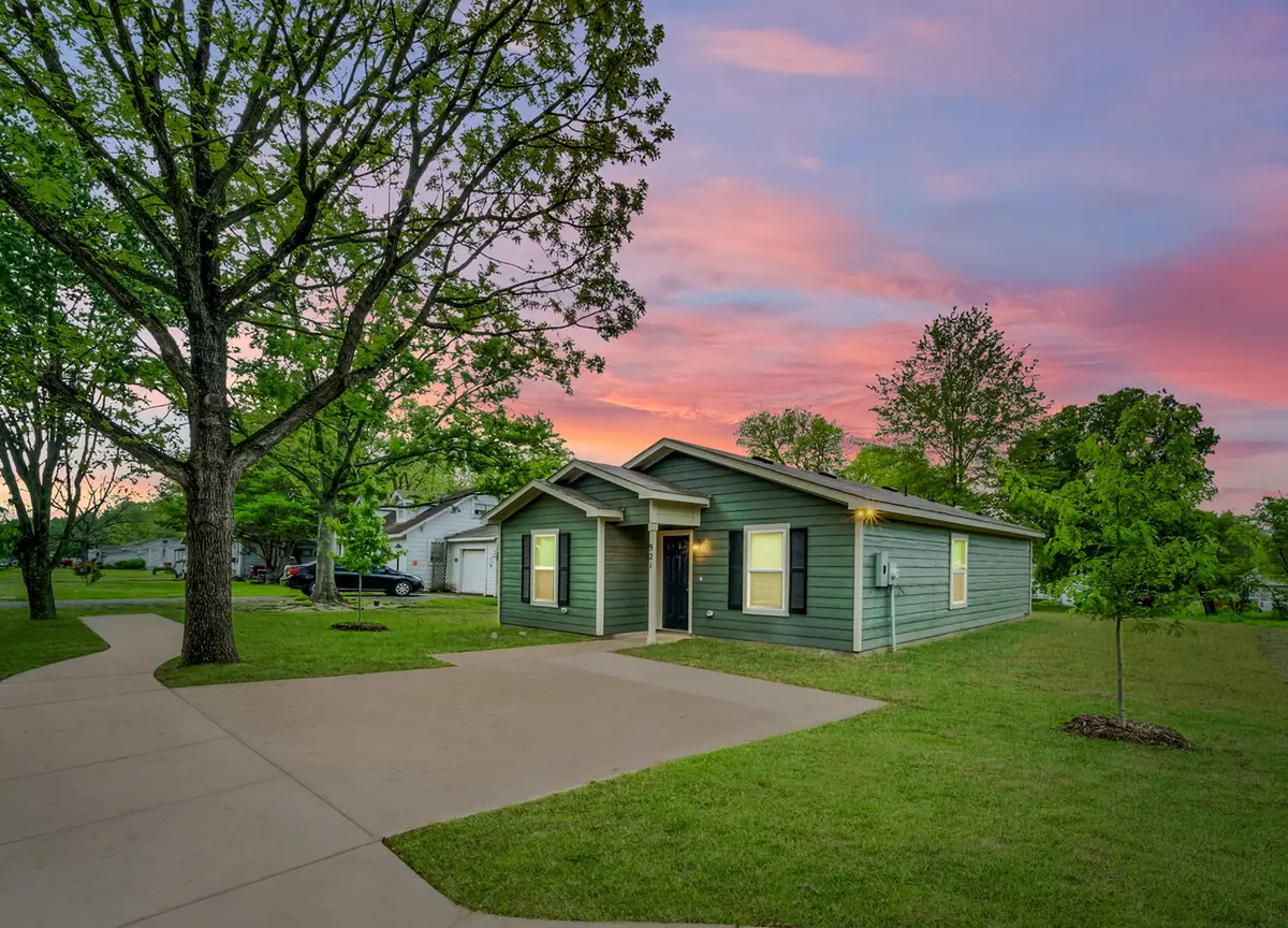921 W 9th Street, Bonham, TX 75418 - #1