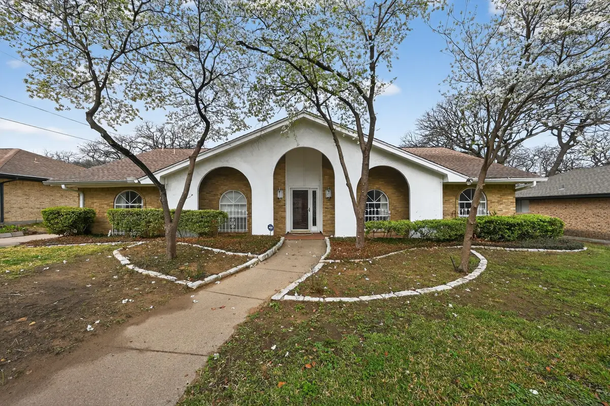 704 Castlewood Lane, Arlington, TX 76012 - #1