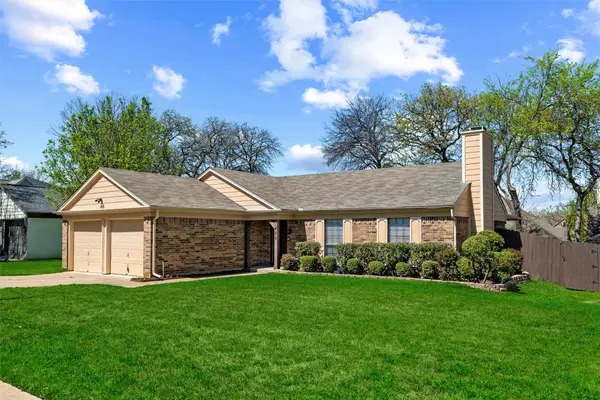 405 Thorn Wood Drive, Euless, TX 76039