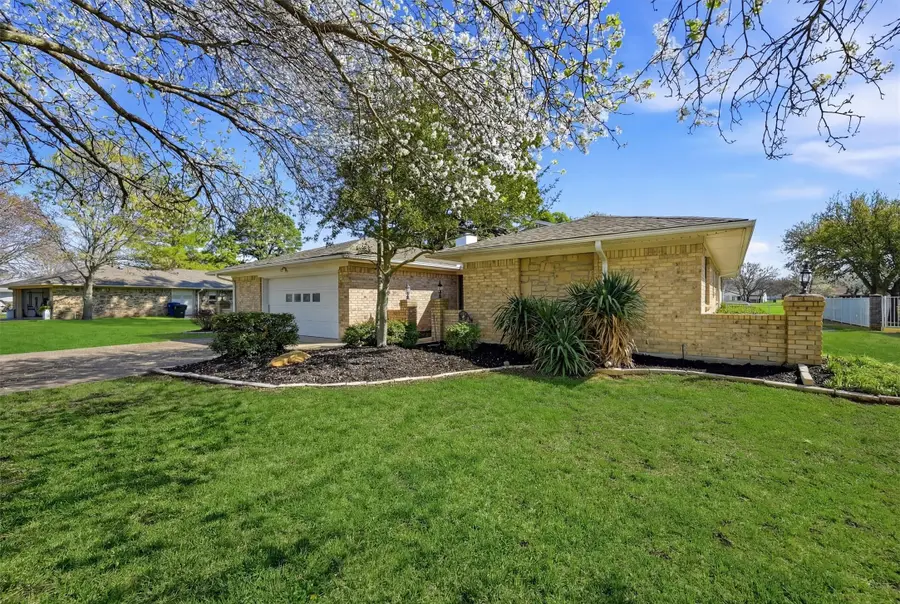 718 Kiowa Drive W, Lake Kiowa, TX 76240 - #2