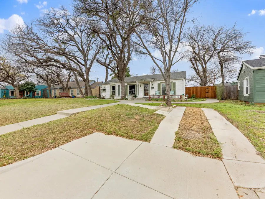 2153 W Lotus Avenue, Fort Worth, TX 76111 - #2