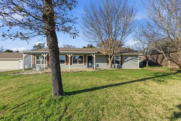 143 Mohave Drive E, Lake Kiowa, TX 76240