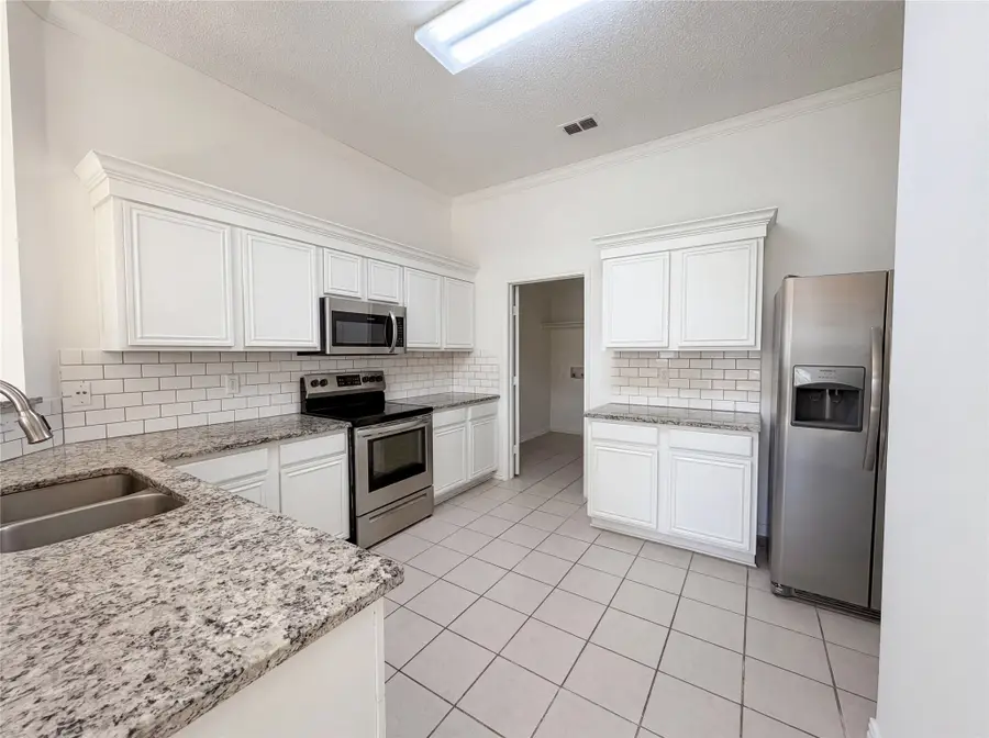 501 W Clover Park Drive, Fort Worth, TX 76140 - #2