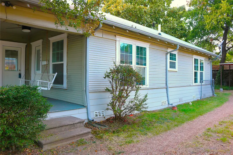 304 E Waco Street, Ennis, TX 75119 - #3