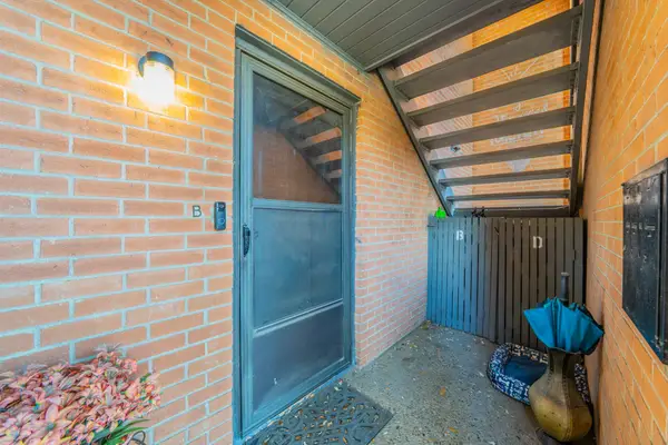 558 E Avenue J #B, Grand Prairie, TX 75050