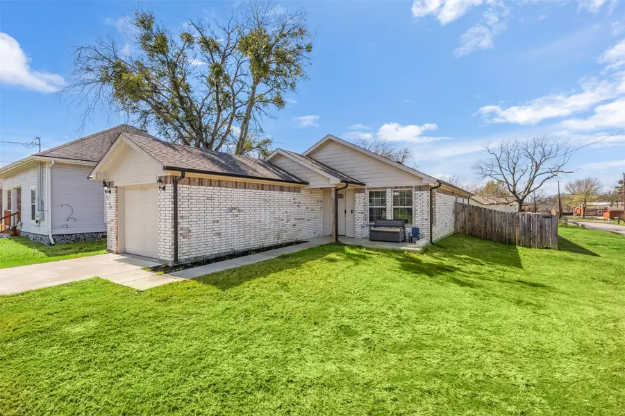 300 Lipscomb Street, Cleburne, TX 76031 - #2