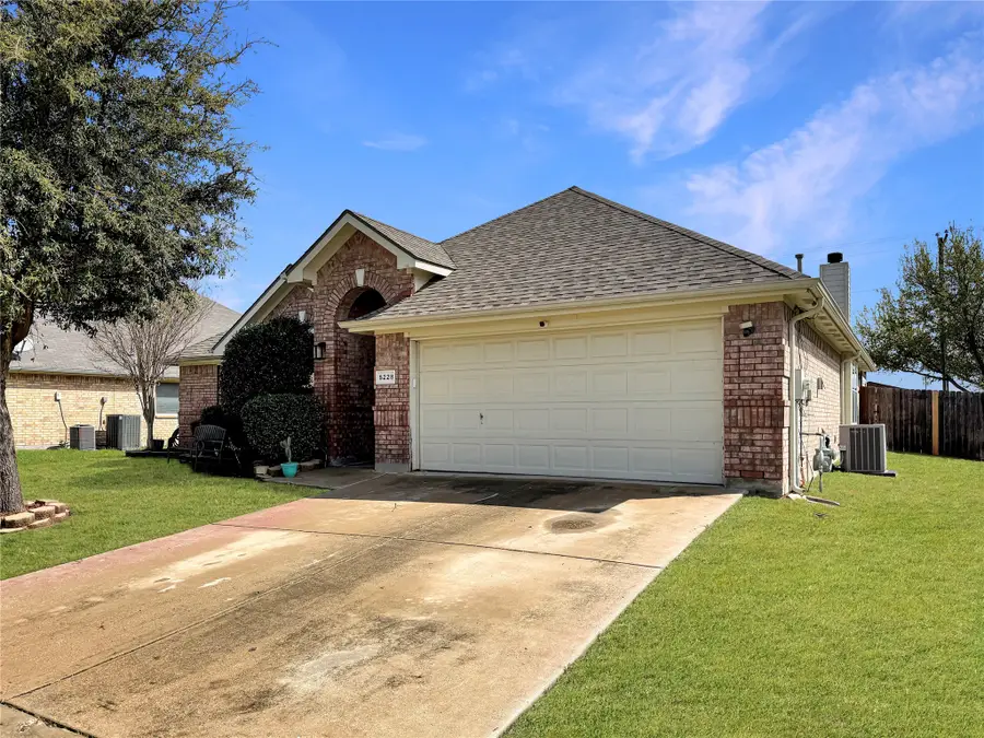 5228 Lake Grove Drive, Grand Prairie, TX 75052 - #2