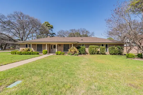 2415 Lakeview Circle, Arlington, TX 76013