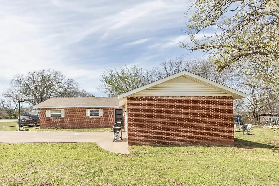 809 E Highway 82, Nocona, TX 76255 - #3