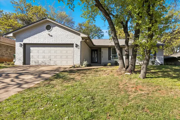 5719 Valley Ridge Court, Arlington, TX 76017