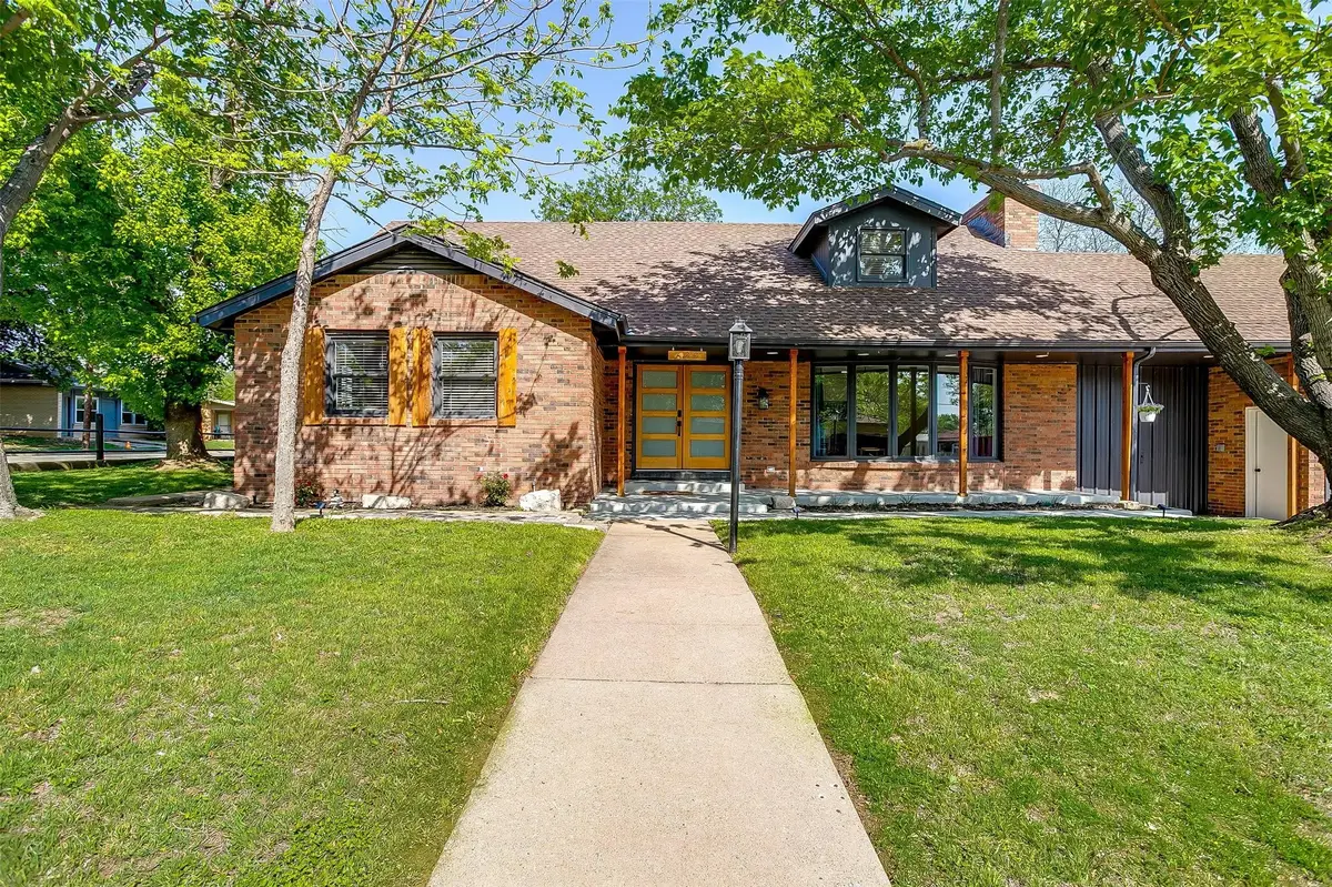 622 N Crockett Street, Granbury, TX 76048 - #1