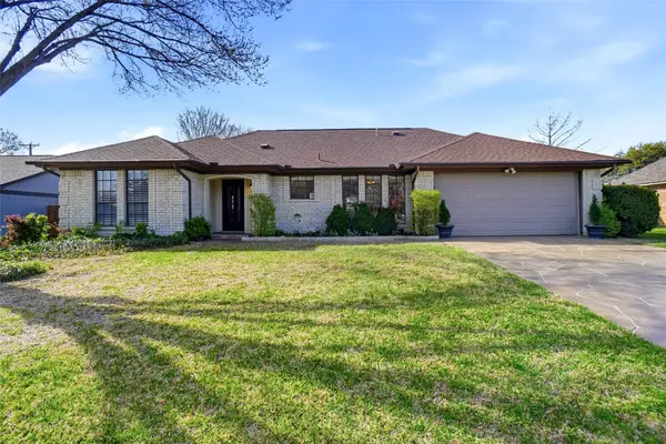 121 Montreal Drive, Hurst, TX 76054