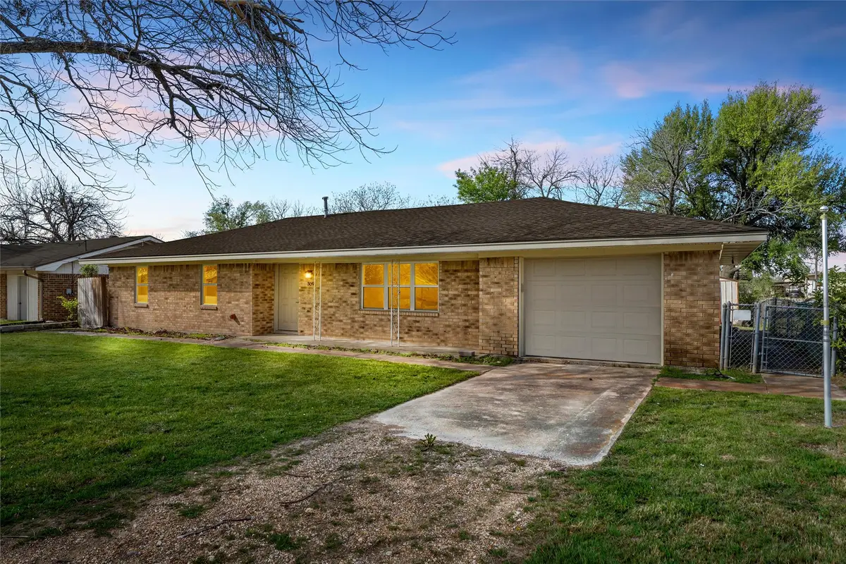 309 N 4th Street, Rosebud, TX 76570 - #1