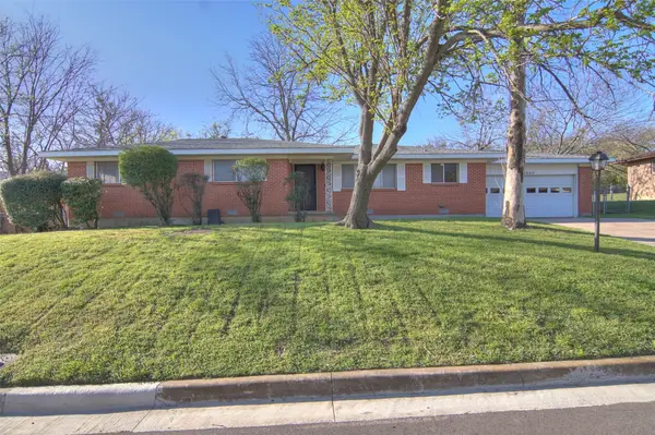 1435 W Water Street, Weatherford, TX 76086