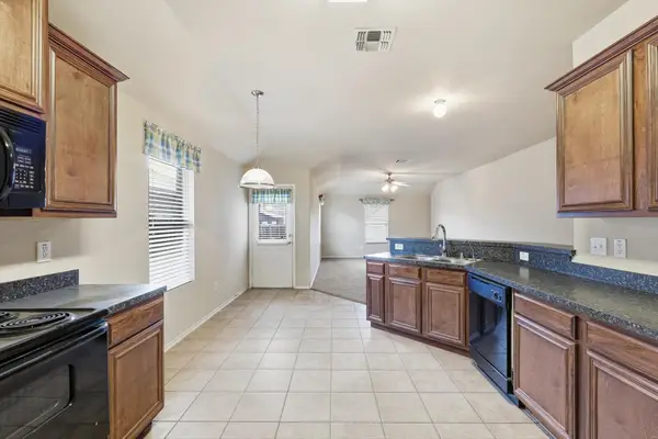 832 Clear Creek Drive, DeSoto, TX 75115