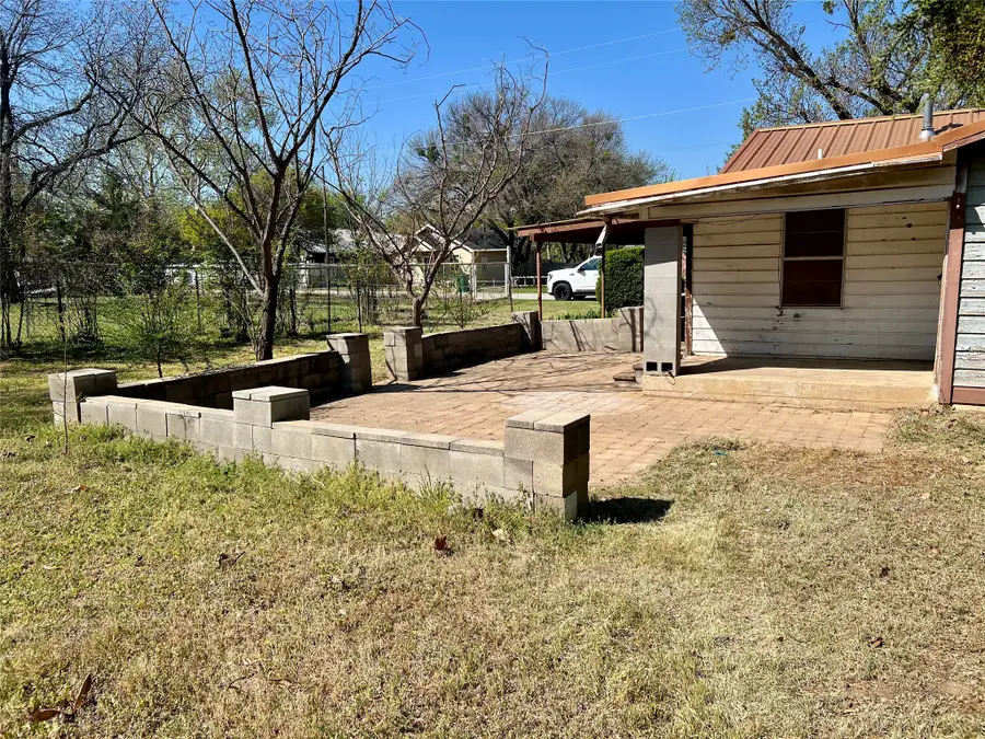 906 Young Street, Nocona, TX 76255 - #3