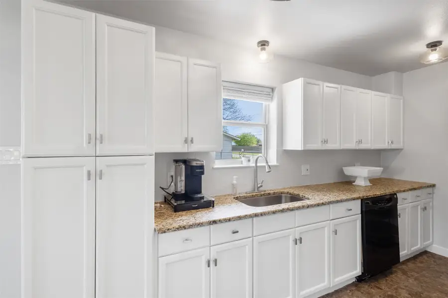 610 S 10th Street, Sanger, TX 76266 - #2