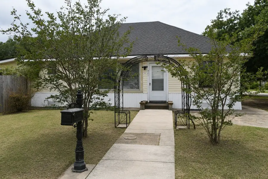 401 Powers Street, Lacy Lakeview, TX 76705 - #2