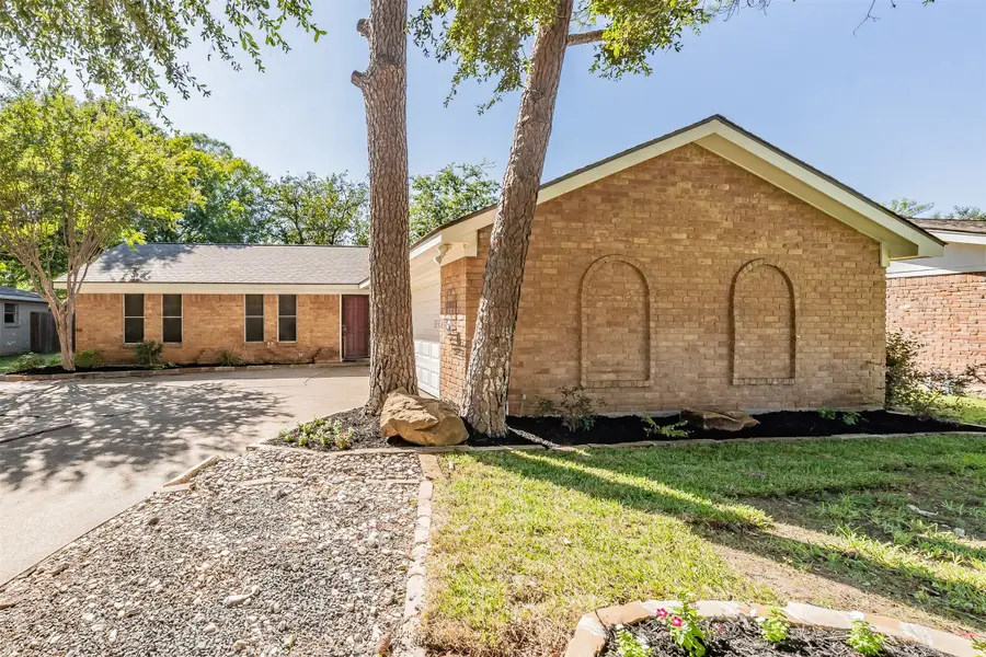 821 Prestwick Street, Bedford, TX 76022 - #2