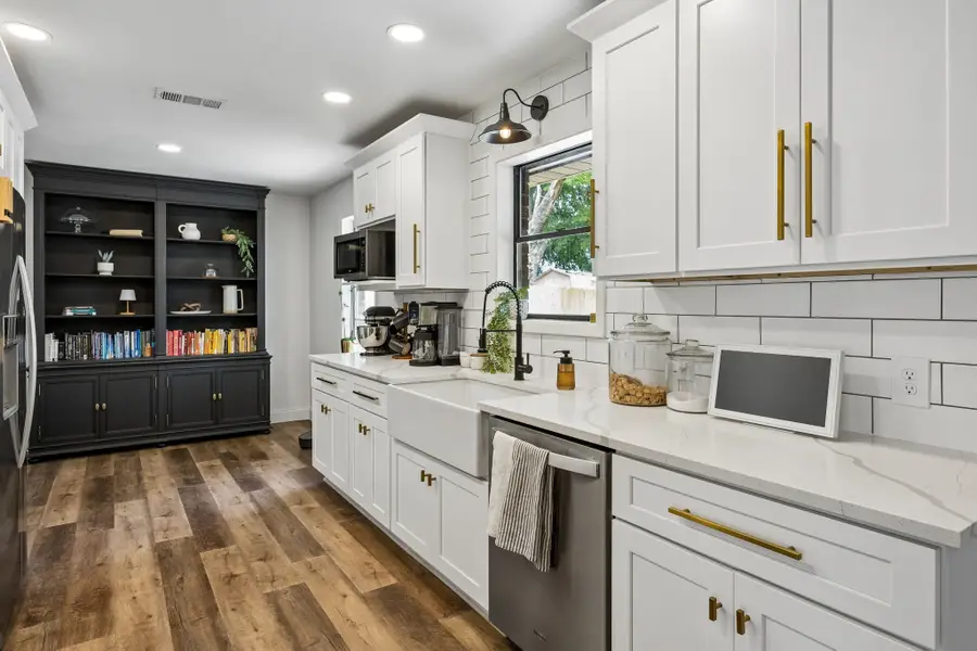 812 Prestwick Street, Bedford, TX 76022 - #2