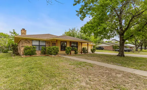 212 W Mcafee Street, Mabank, TX 75147