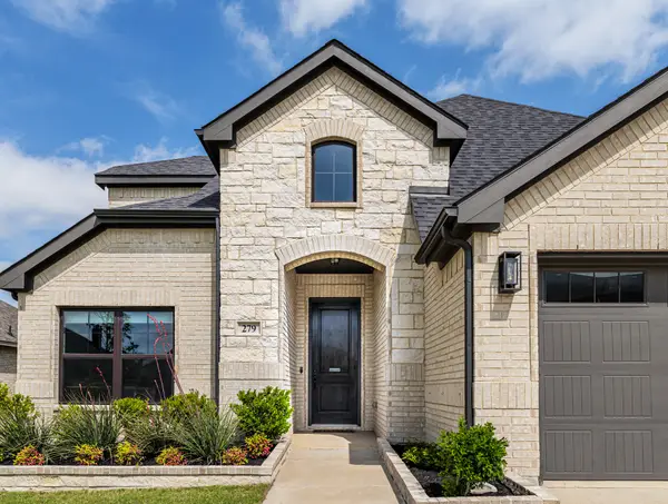 279 Moonshadow Drive, Waxahachie, TX 75165