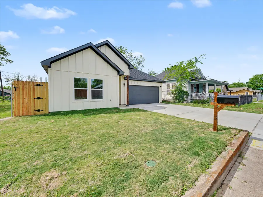1006 E Allen Avenue, Fort Worth, TX 76104 - #2