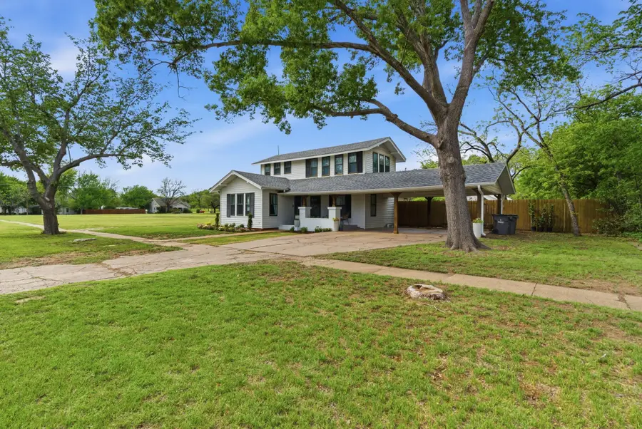 909 3rd Street, Graham, TX 76450 - #2
