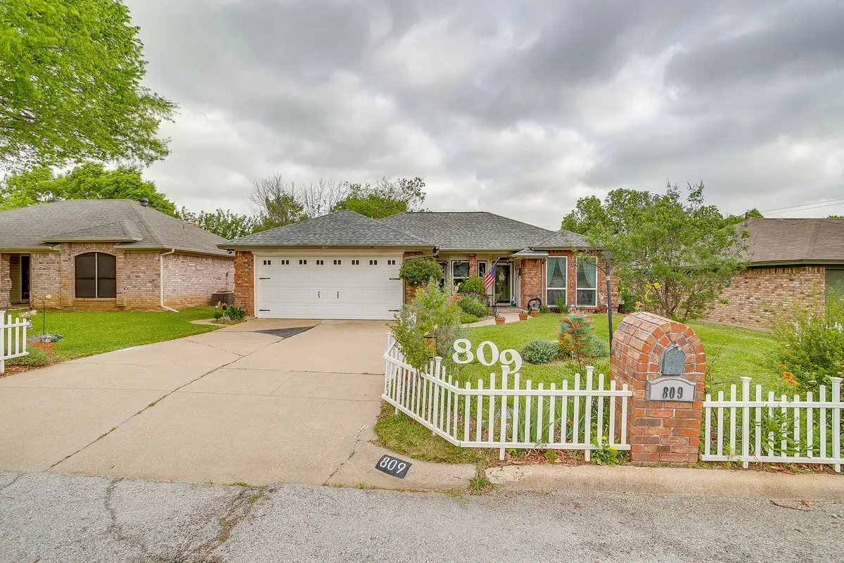 809 Castleview Drive, Arlington, TX 76001 - #1