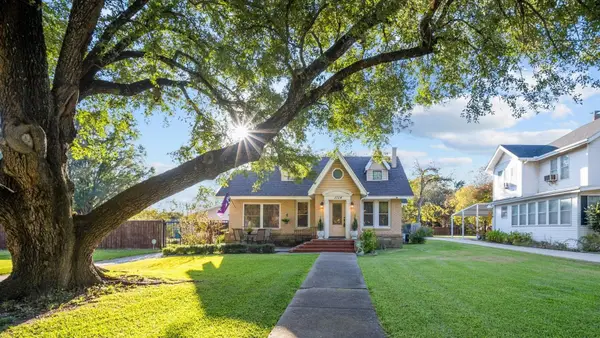 1114 S Crockett Street, Sherman, TX 75090