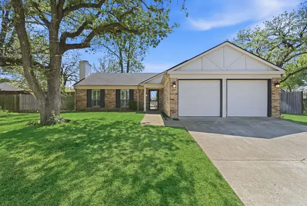 404 Knoll Wood Court, Euless, TX 76039