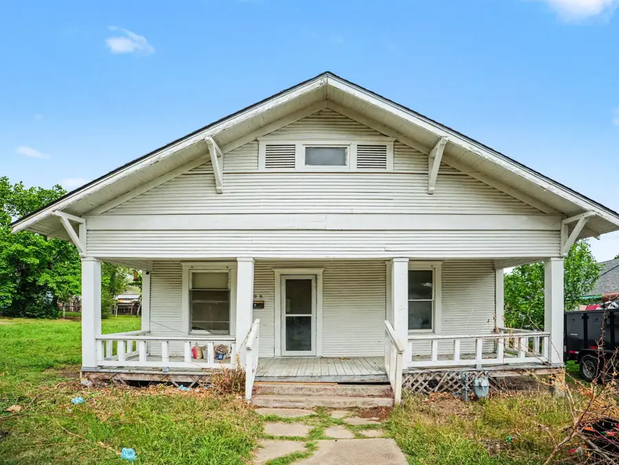 108 E Tyler Street, Ennis, TX 75119 - #2