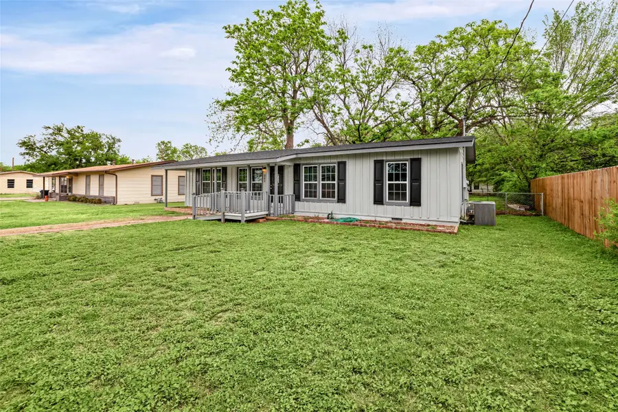 203 S Lancaster Street, Granbury, TX 76048 - #2