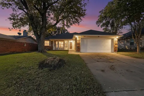 932 Freestone Drive, Arlington, TX 76017