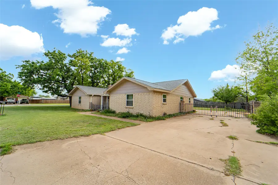 201 Westwood Street, Breckenridge, TX 76424 - #2