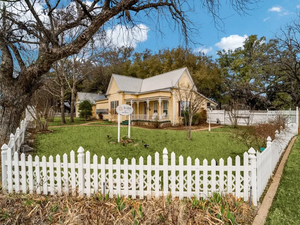 1002 W Pearl Street, Granbury, TX 76048 - #1