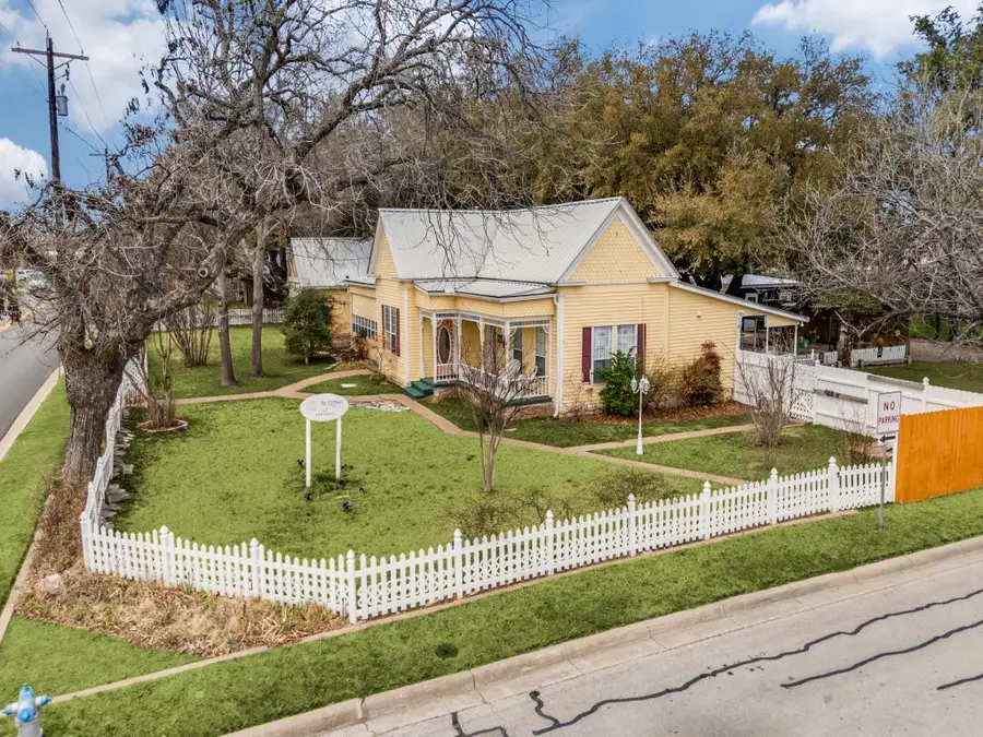 1002 W Pearl Street, Granbury, TX 76048 - #2