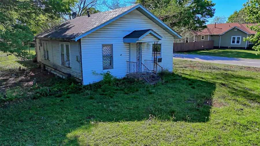 700 S Broad Street, Saint Jo, TX 76265 - #3